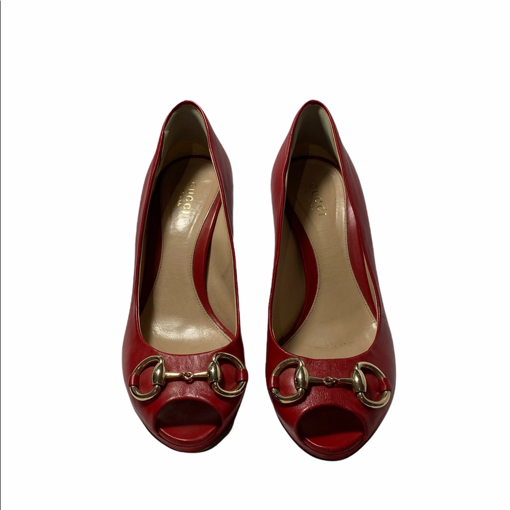 Gucci classic red heels with buckle!